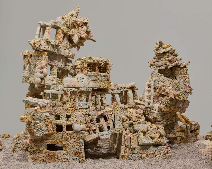 Castles in the air（作品局部）　2023　釉藥　160×45×55cm