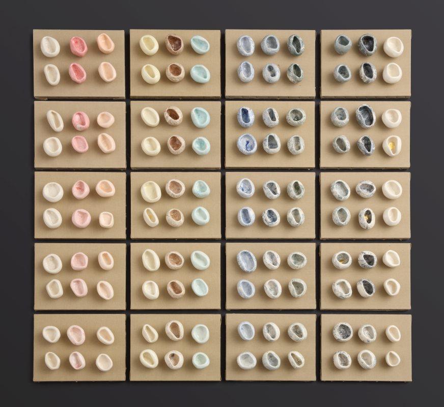 施富錡　彩礦石　2024　陶土、化妝土、釉藥(氧化燒)、畫布板、金箔　150 x 150 x 8 cm（單件畫布尺寸34.5 x 27 x 8 cm）