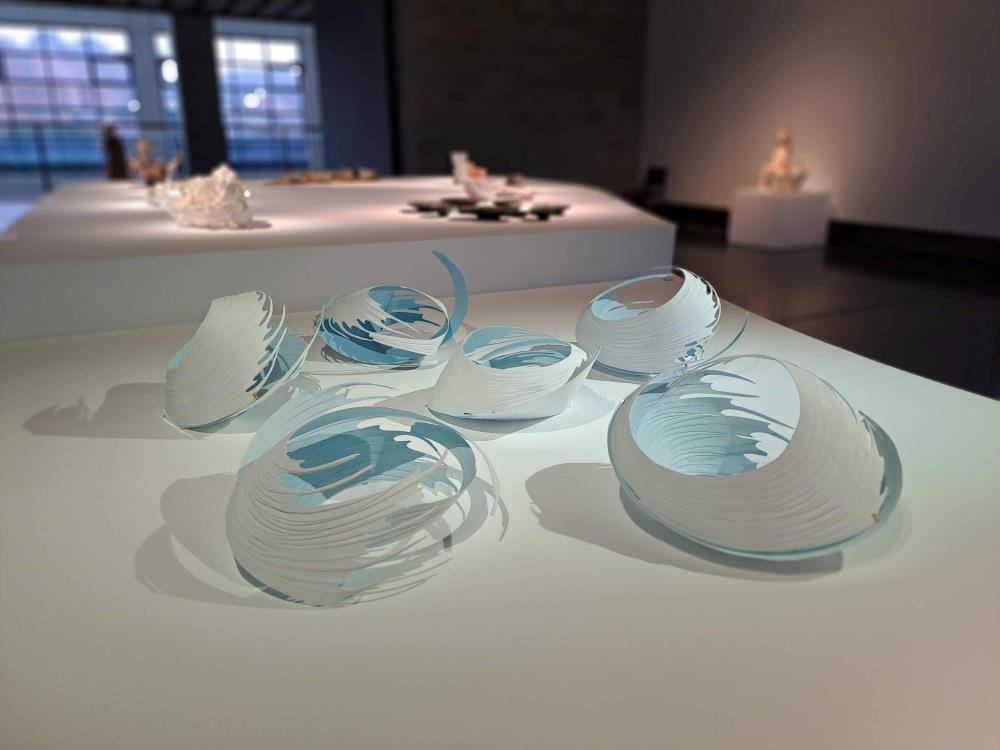 展場一景，前方作品為保拉•巴斯蒂安森 Paula Bastiaansen（荷蘭）的〈平衡於動態之中〉。