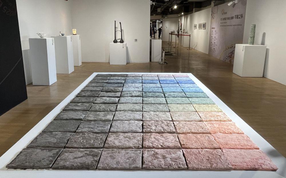 展覽現場，前景為評審尹麗娟作品