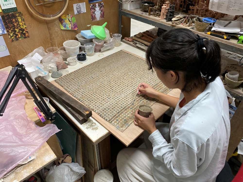 作品〈折〉製作過程，2022年攝於台南藝術大學應用藝術研究所陶磁組工作室