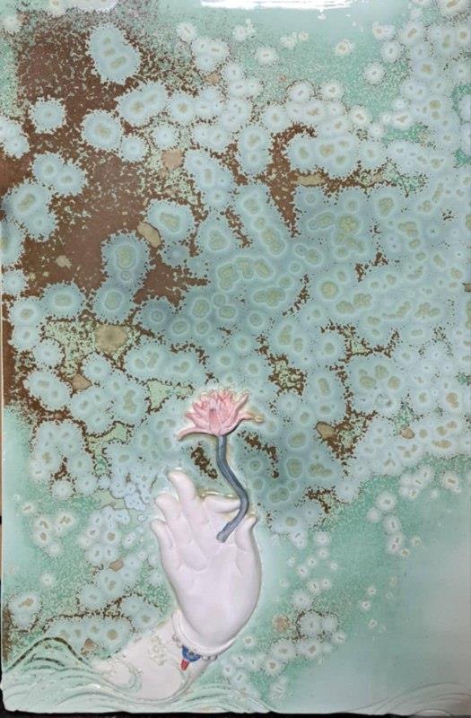 林妙芳　佛手．拈花　2025　瓷、釉下彩、綠桔結晶釉　54×35×5 cm  (林妙芳提供)