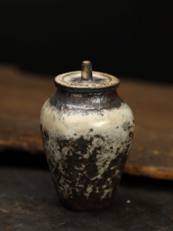 陳芳蘭　茶罐　2018　手捏製作 瓦斯窯還原燒＆高溫燻燒　6.5cm×6.5cm×9.5cm