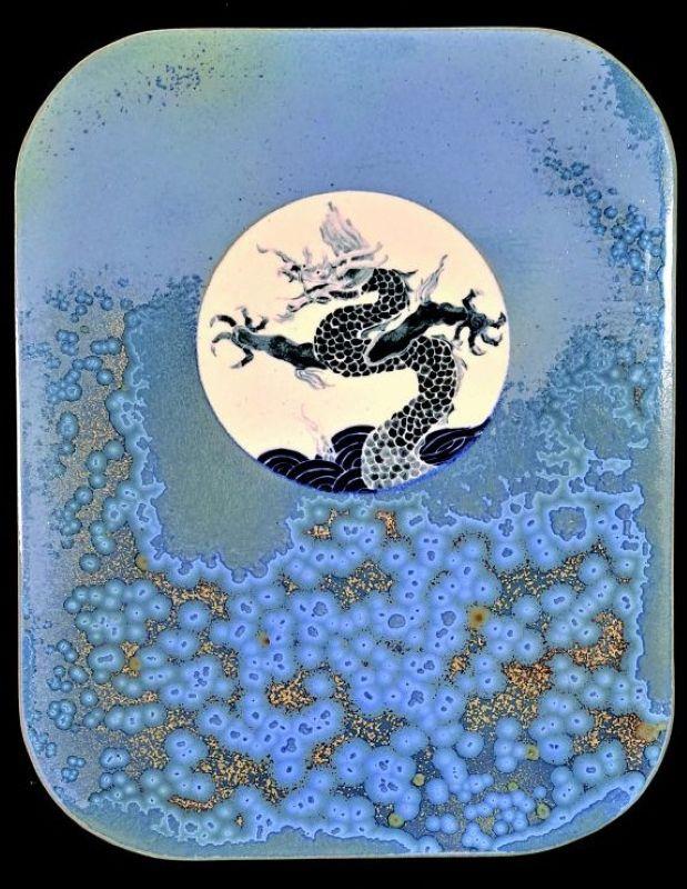 林妙芳　浪濤．龍吟　2025　瓷板、青花、釉下彩、晴海藍結晶釉　40×30×1.2 cm   (林妙芳提供)