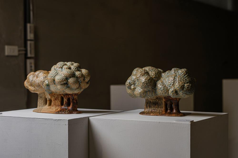 「米口・陶」2023年在 臺北一嶼Island 展覽選物空間舉辦「Little Wonderland 」創作展，現場作品之一：詹昀軒作品〈樹下的詩〉。