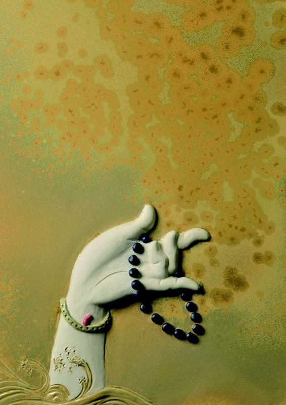 林妙芳　佛手．佛珠　2025　瓷、青花、釉下彩、藤黃結晶釉　55×35×5 cm      (林妙芳提供)