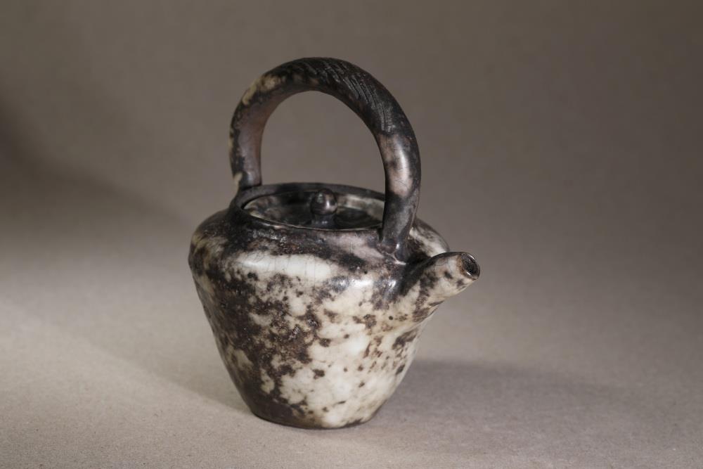 陳芳蘭　提樑壺　2018　拉坏製作 瓦斯窯還原燒＆高溫燻燒　10.2cm×8.1cm×11.5cm