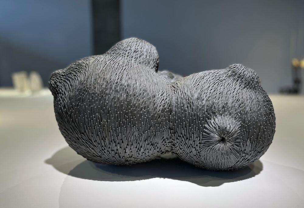日本藝術家高橋葵的作品〈成長〉，2023，混合金屬化合物的中高溫陶土、瓷土 手塑成形、土條成形、電窯、氧化燒成1230度，51x33x30cm