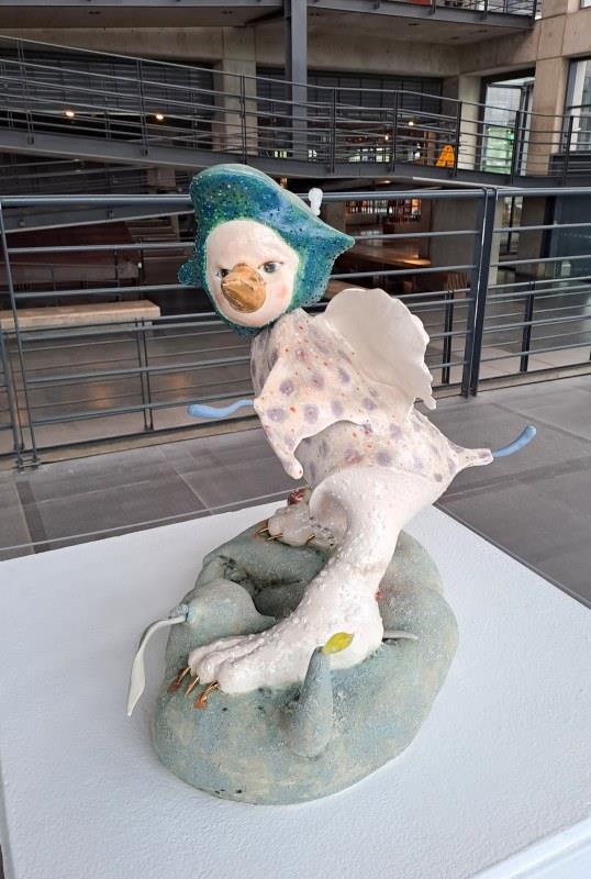 陳芍伊，飛翔模式，2024，陶瓷、玻璃，40×50×60㎝（本圖拍攝角度為作品側面）