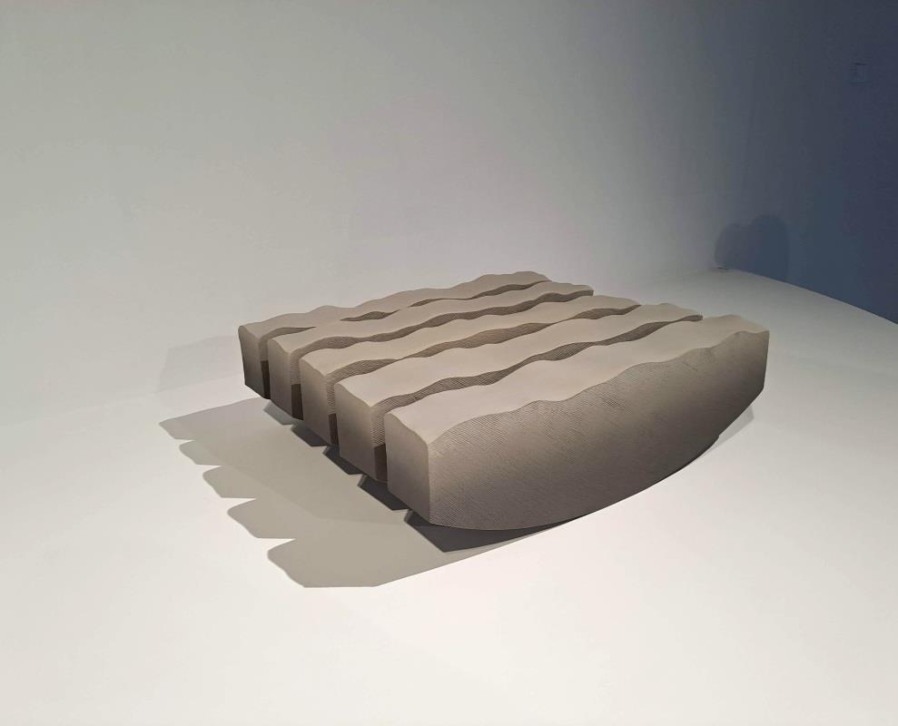評審推薦獎 作品。卓惟（臺灣），定風波，2022，瓷土、白雲土、化妝土、陶板成形、電窯1230度， 51 x 45 x 16 cm  