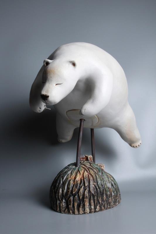 浮光行旅—碎冰之境　2025　陶瓷、電子配件　42 x 26 x 40cm