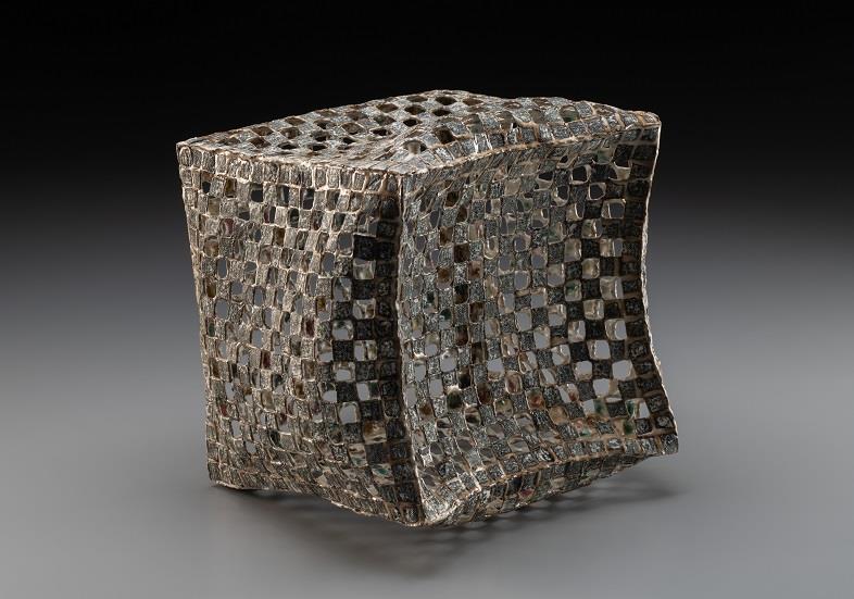 黃曉茹　移動的正方—空隙28　2025　陶瓷（紙漿土、釉）　14x36x25cm