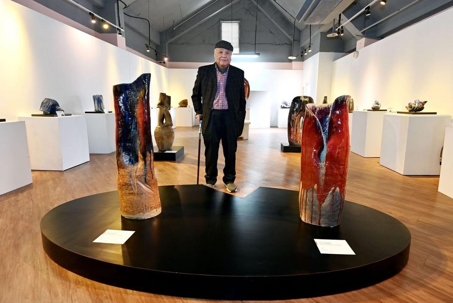李茂宗與作品，攝於展場（圖片／苗栗陶瓷博物館）