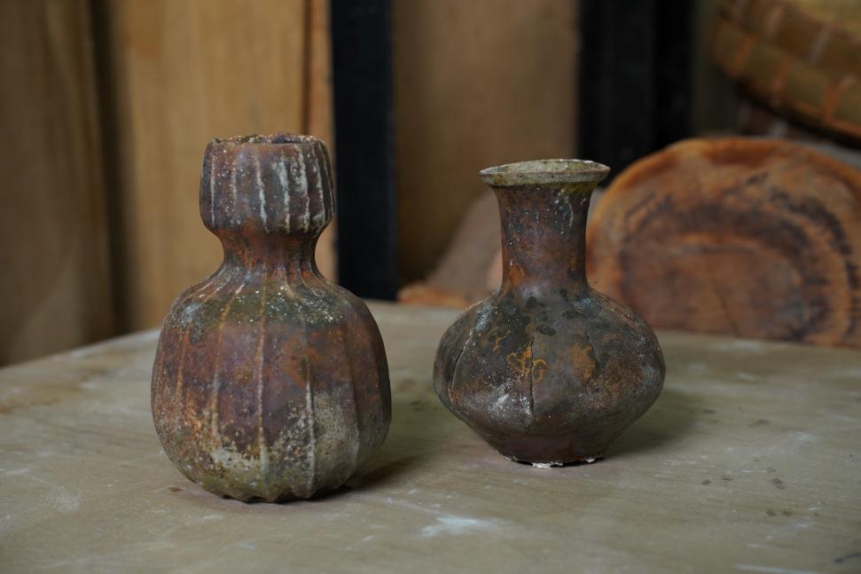 陳芳蘭　瓶　2025　左12×12×18cm、右13×13×16cm　入炭、於寶來柴窯燒製（馬嘉伸攝影）