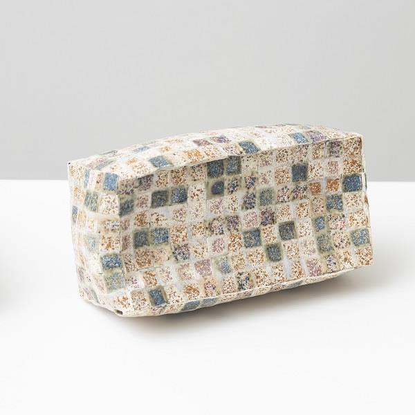 黃曉茹　移動的長方—9　2024　陶瓷（紙漿土、釉）　21x12x8cm（圖╱土星工作室提供）