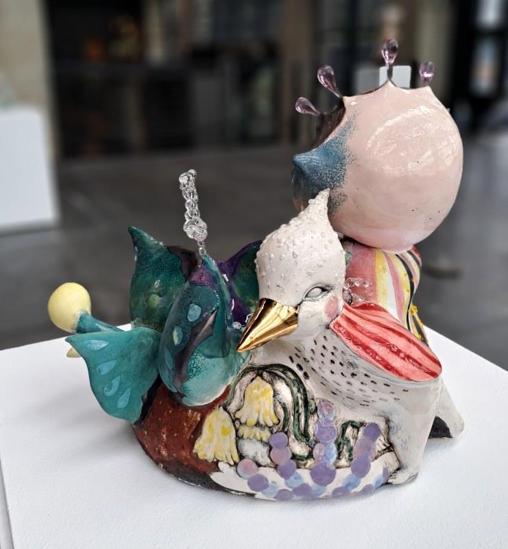 陳芍伊，小小孩II ，2024，陶瓷、玻璃，40×30×35㎝（本圖拍攝角度為作品背面）