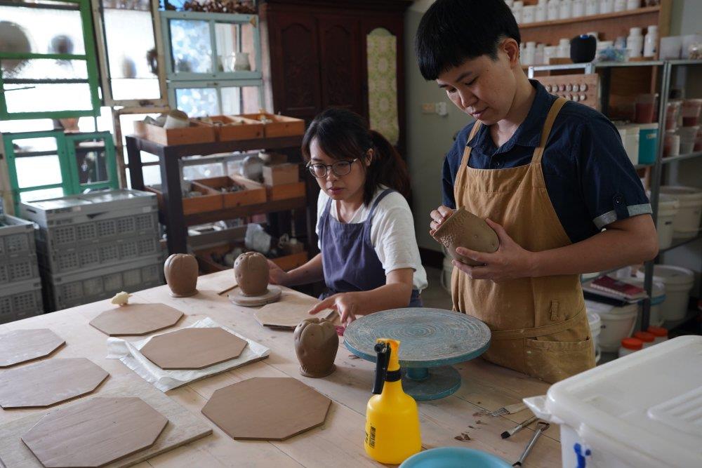 陳美聿（左）與詹昀軒（右）合照於苗栗「米口・陶」工作室