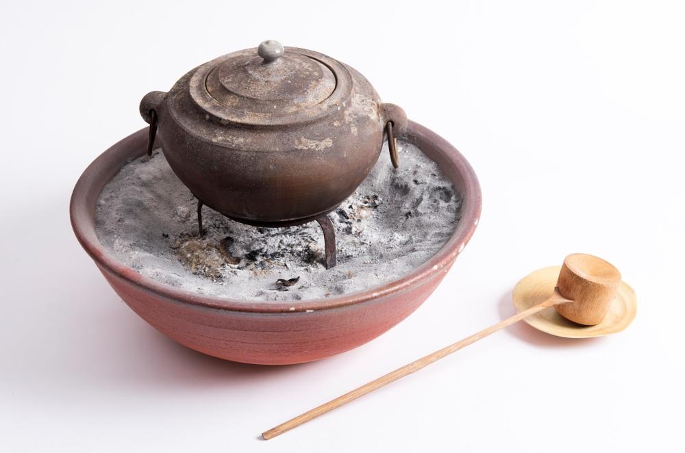 張膺康，煮水器組，年代不詳，煮水器 ⌀ 28×18 cm、火盆 ⌀ 43×15 cm（攝影／宋明錕）