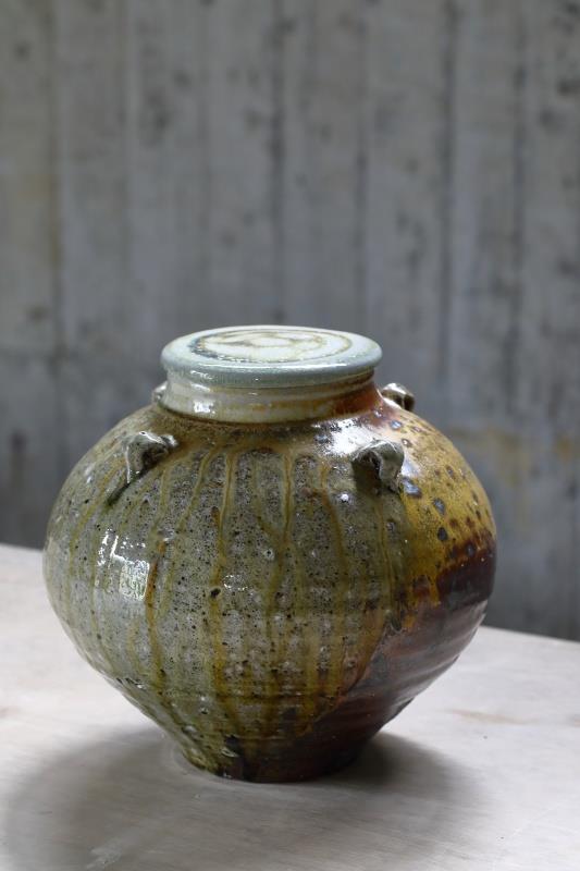 李懷錦　蘇打燒茶甕　2024　26× 26× 25cm　蘇打燒、於寶來柴窯燒製（李懷錦提供）