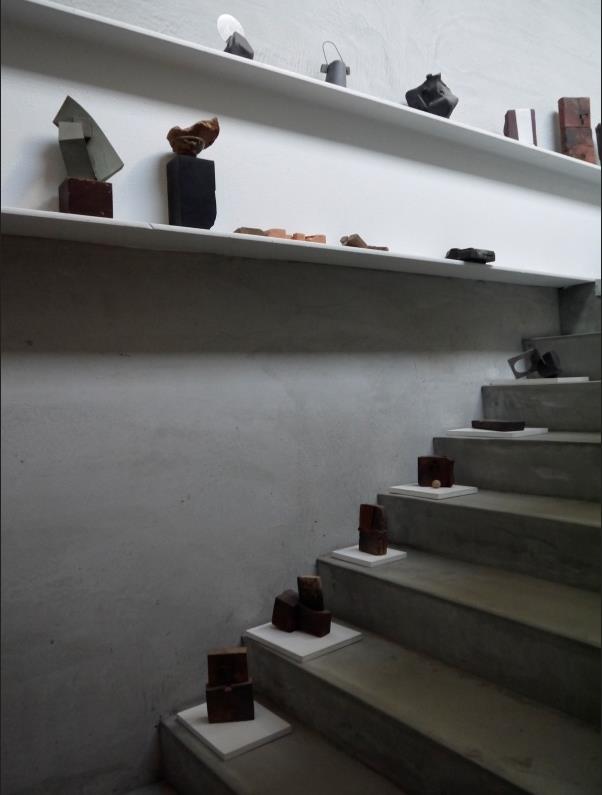 美術館樓梯間逐階擺放展示著作品的小模型，引領著觀賞境界的拾階而上。