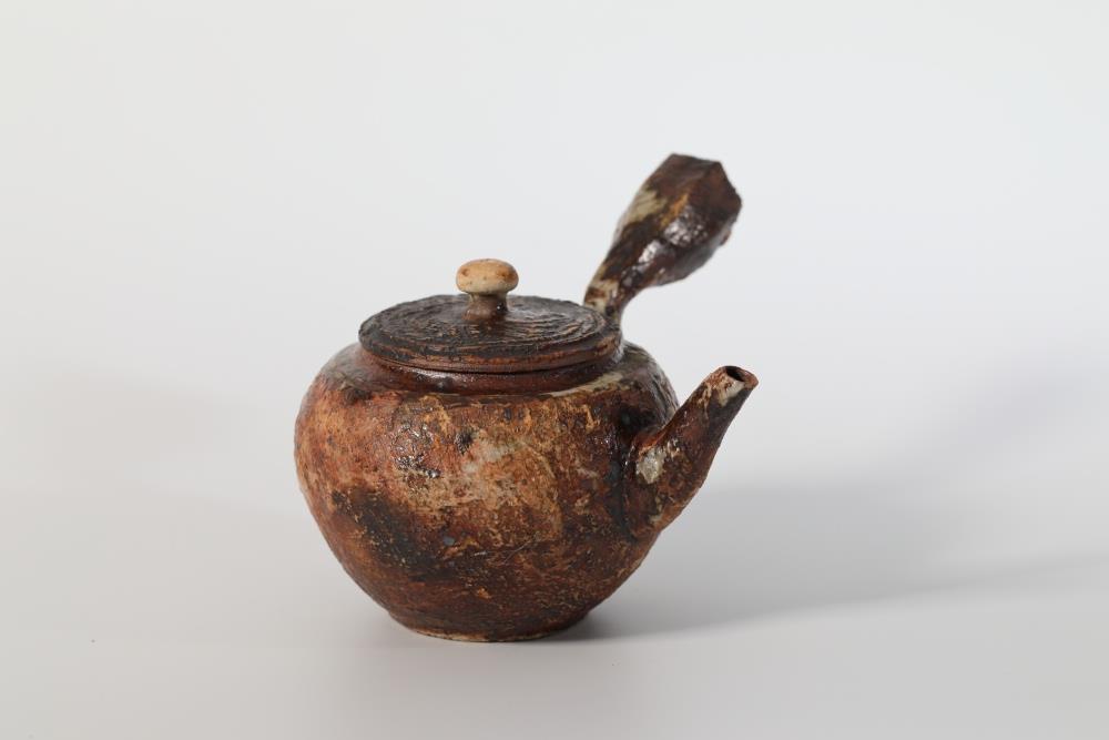 陳芳蘭　壺側把壺　2020　手捏製作 瓦斯窯還原燒　9.5cm×10.3cm×7cm