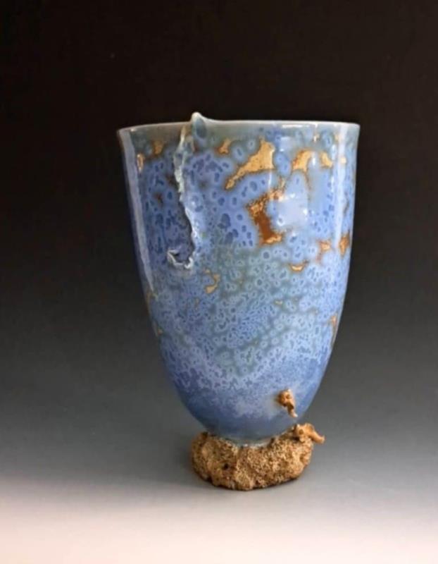 林妙芳　迴游．征程  2025　晴海藍結晶釉　20.5×20.5×32 cm （林妙芳提供）