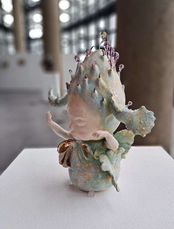 陳芍伊，飛羽植栽，2024，陶瓷、玻璃，31×20×39㎝