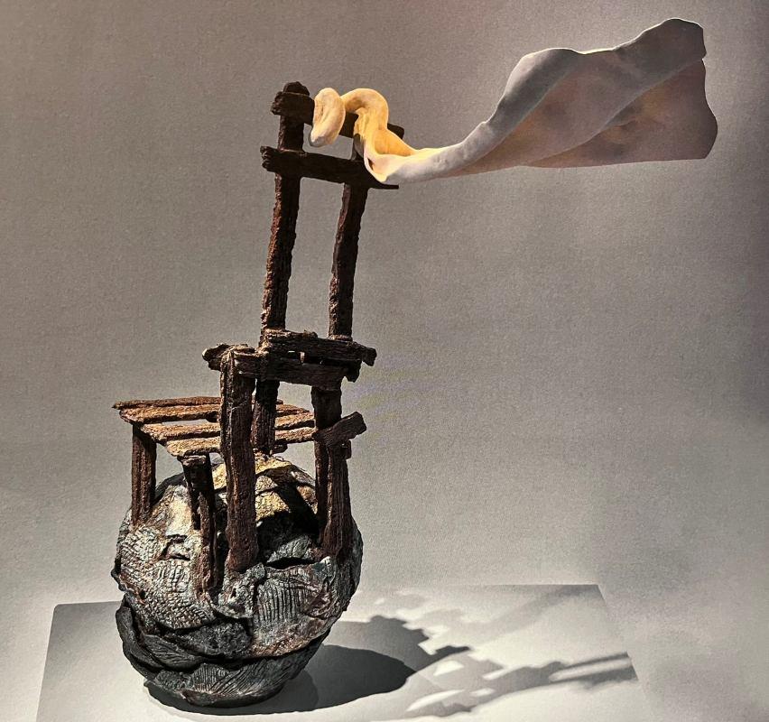評審推薦獎作品。施惠吟（臺灣），當風吹起，2023，熟料陶土、陶板成形、電窯1230度，46 x 102 x 134 cm （本作品翻拍自展覽專輯圖版）
