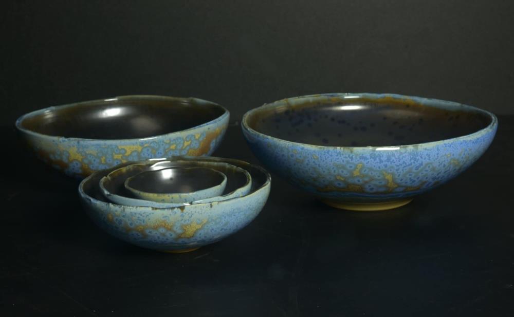 林妙芳　黑潮．啟航　2025　瓷、黑結晶、晴海藍結晶釉　 40×40×13 cm(共五件)  (林妙芳提供)