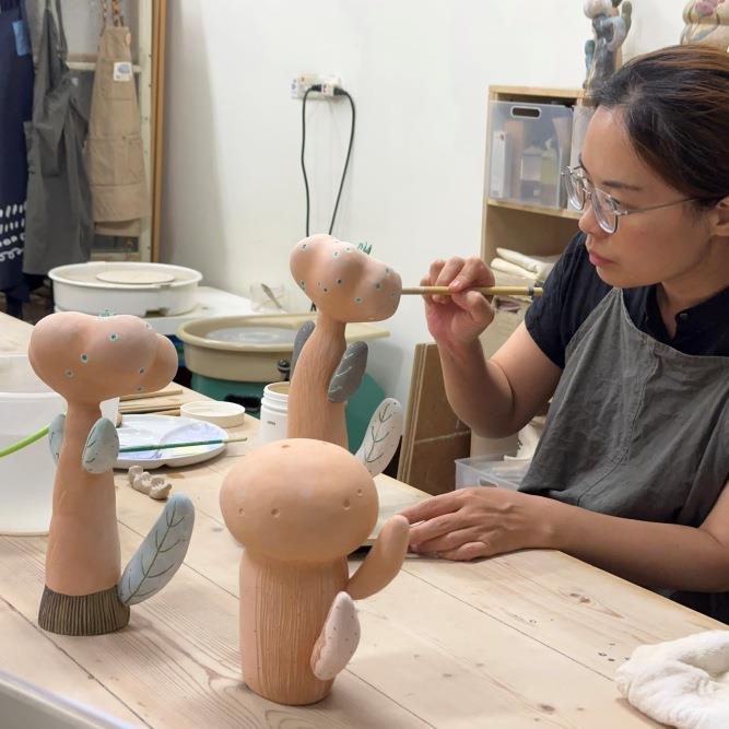 在工作室中創作的陳美聿