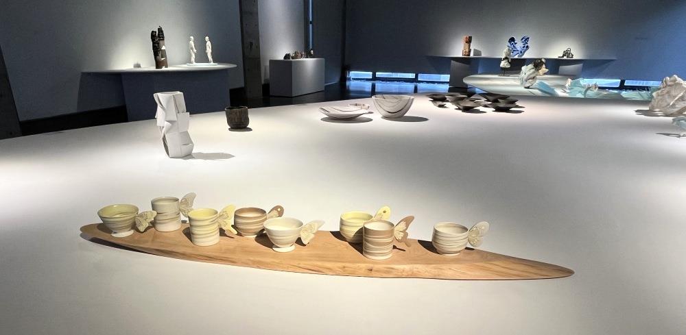 精緻凝縮的作品們。前方為安藤千都勢的作品〈低語縈繞在耳邊〉，2023，瓷土 拉坏成形、千花鑲嵌 電窯1250度，115x20x12cm