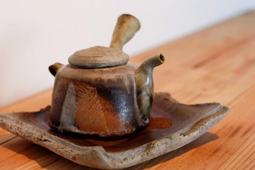 吳孟哲　秋收 2021  （茶壺）15 x 13 x 11cm　以鳳凰窯裸燒；攝氏1300度；燒窯時放於窯中間，壺的側邊刷一層化妝土，讓火有不同層次的表現。