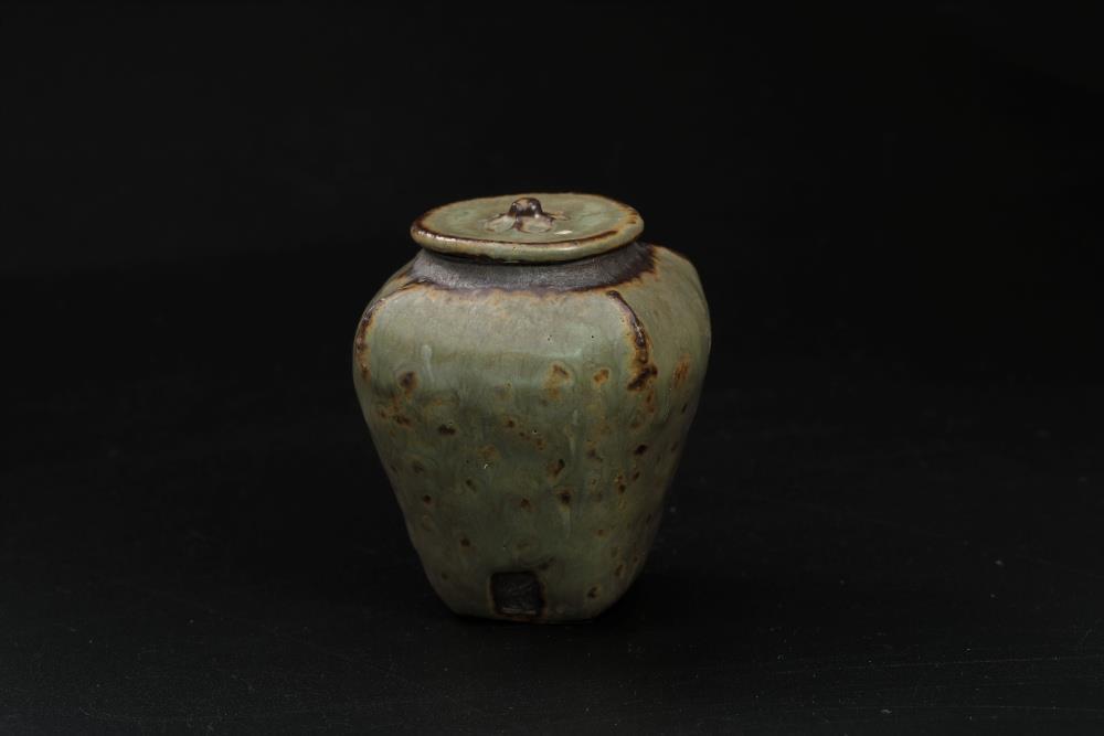 陳芳蘭　茶罐　2019　手捏製作 瓦斯窯還原燒　7cm×7cm×9cm