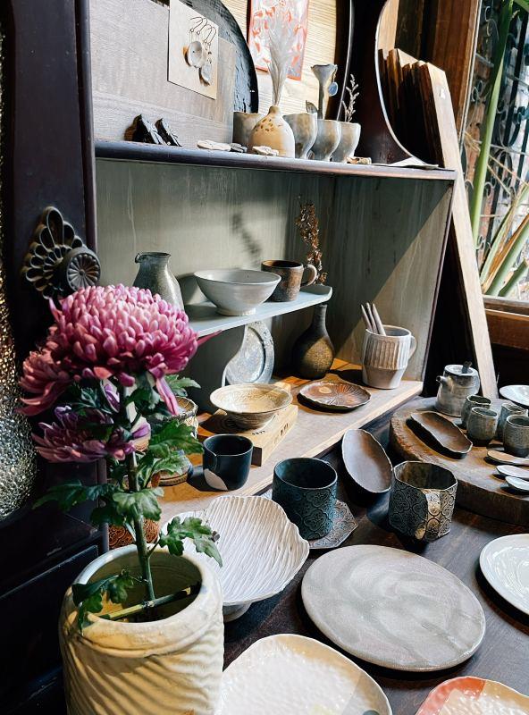 除了力野自己的設計與創作外，為了讓店內選品更多元，也寄售了許多陶品牌