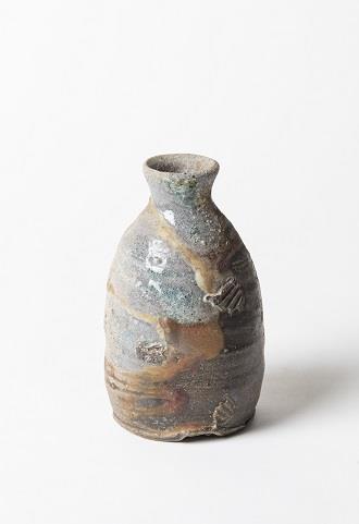 廖禮光　德利　2005　Ø7.5×11cm（攝影╱宋明錕）窯汗與貝殼形成較為自然的肌理