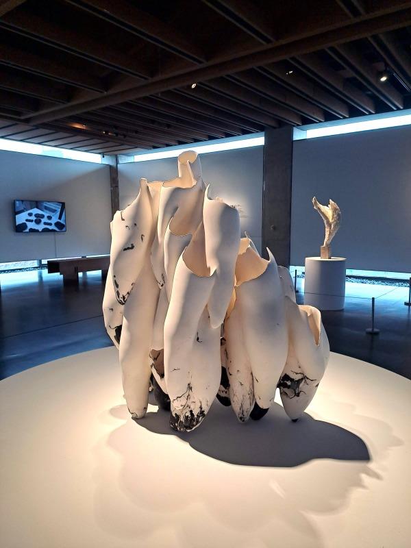 首獎作品。佐藤雅之（日本），殼之巢22—05（喧騷），2022     ，瓷土、手塑成形、絞胎、電窯1280度，64 x 44 x 70 