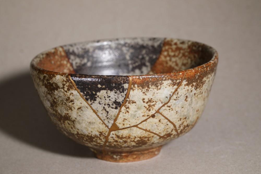 陳芳蘭　茶碗　2018　分別由柴燒、瓦斯窯、高溫燻燒不同燒製方式再以金缮拼接　12cm×12cm×6.5cm