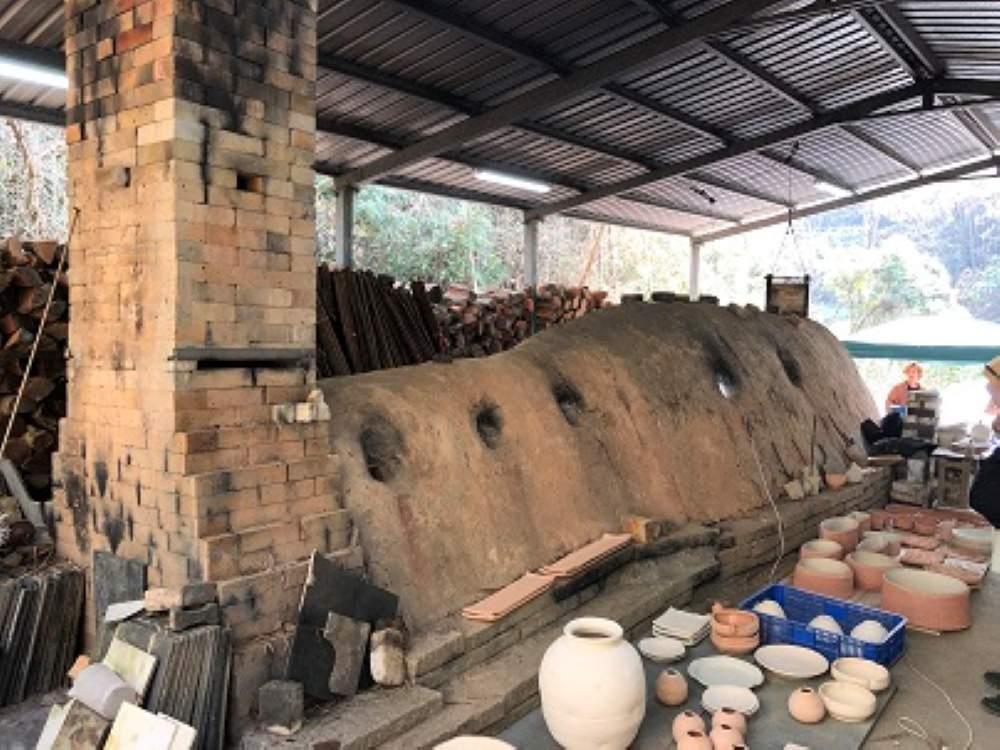 國立臺南藝術大學平地穴窯，建於2009 年，由張清淵教授邀請美國陶藝家Simon Levin駐校建造，總窯長為 6 、寬 1.7 、高 2.2 公尺。（圖片提供／吳孟哲）