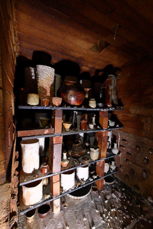 2025年9月寶來柴窯第二窯室內燒成後的蘇打燒作品開窯情形，準備出窯中。（李懷錦提供）