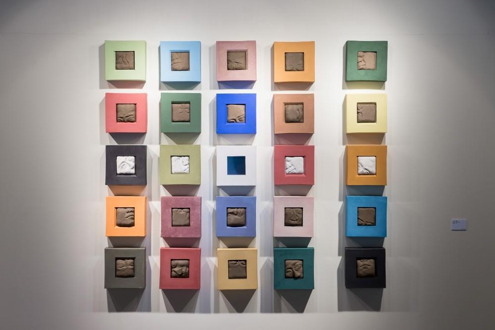 施富錡　自思系列─觀我　2014　雕塑陶土、化妝土、釉藥　200 x 200 x 10 cm