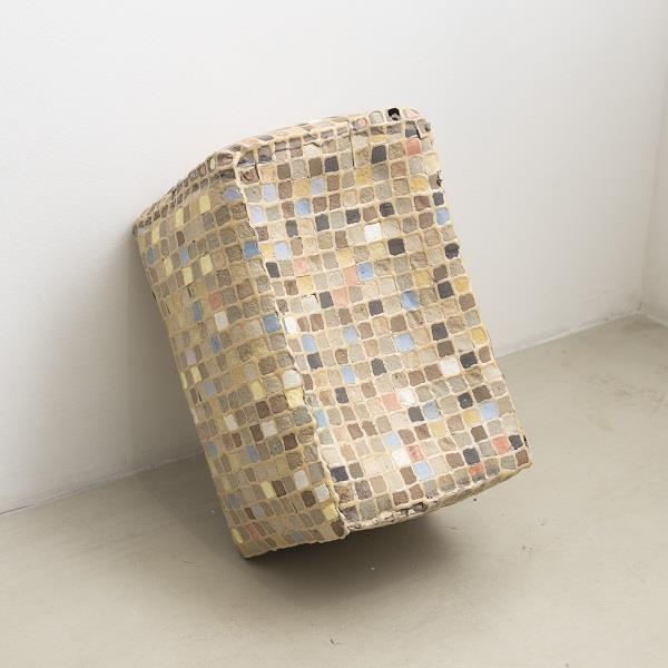 黃曉茹　移動的長方—4　2024　陶瓷（紙漿土、釉）　28x19x16cm（圖╱土星工作室提供）