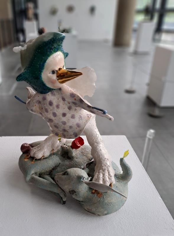 陳芍伊，飛翔模式，2024，陶瓷、玻璃，40×50×60㎝（本圖拍攝角度為作品正面）