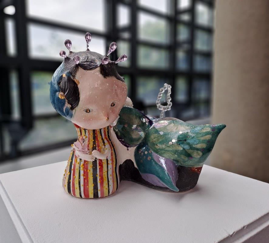 陳芍伊，小小孩II ，2024，陶瓷、玻璃，40×30×35㎝（本圖拍攝角度為作品正面）