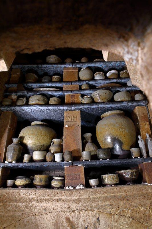 2025年9月寶來柴窯第一窯室燒成後開窯情形，作品準備出窯中。（李懷錦提供）