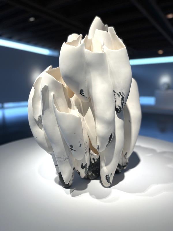 日本藝術家佐藤雅之獲首獎的作品〈殼之巢22—05(喧囂 )〉，2022，瓷土 手塑成形 絞胎 電窯1280度，64x44x70cm
