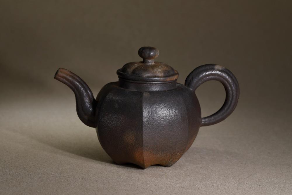 李懷錦　泥板鑲接果實形茶壺　2016　15× 9× 9cm　裝於自製窯道具內、於合掌窯燒製（李懷錦提供）