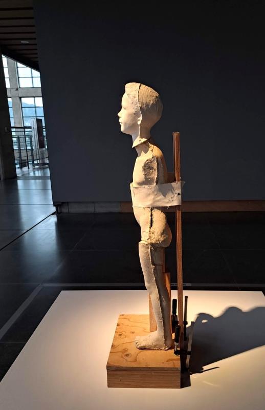 評審推薦獎 作品，  赫爾米•布荷曼Helmie Brugman（荷蘭），大衛XIV，2023，中高溫陶土、紡織品、木材、木夾具、壓模成形、組裝、電窯1250度