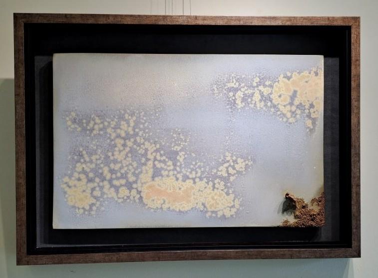 林妙芳　冰雪．霧淞　2025　黃陶、霧淞結晶釉　40×30×5 cm
