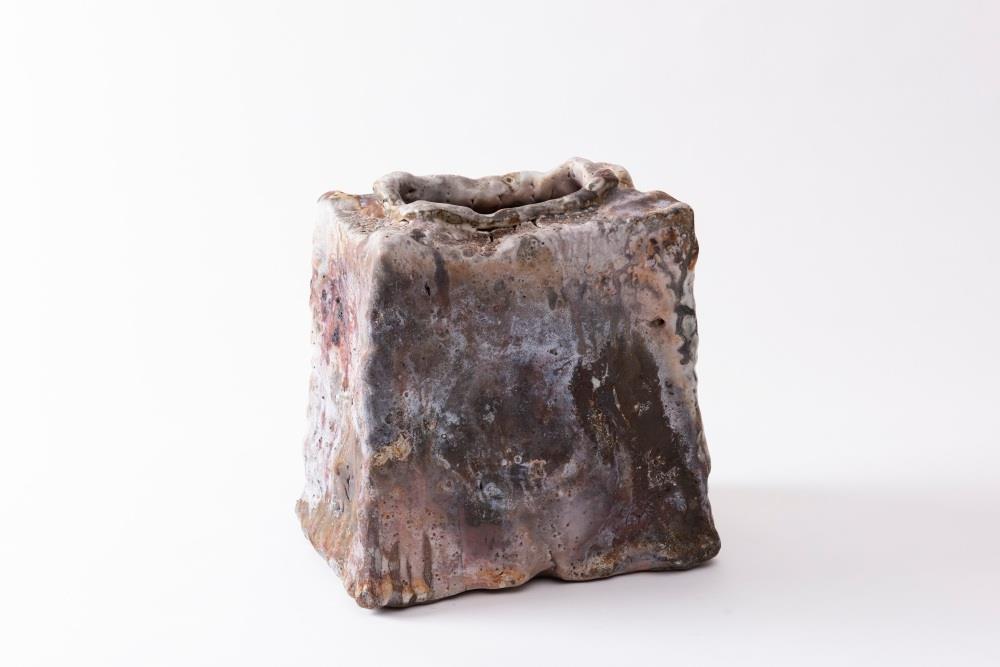 張膺康，長型花器，2017，高25 cm（攝影／宋明錕）
