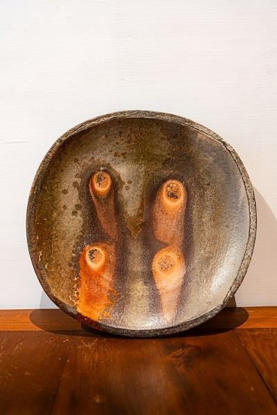 吳孟哲　稻果　2019　30x30x5cm（攝影／馬嘉伸）　以穴窯裸燒七天攝氏1326度；燒製時放於第二階的中間。